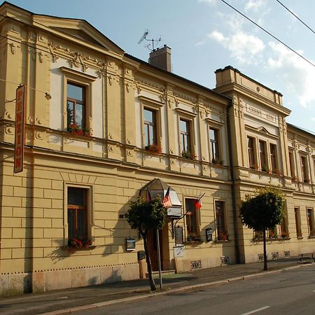 Penzion Cerny Kun Hradec Kralove Exterior foto