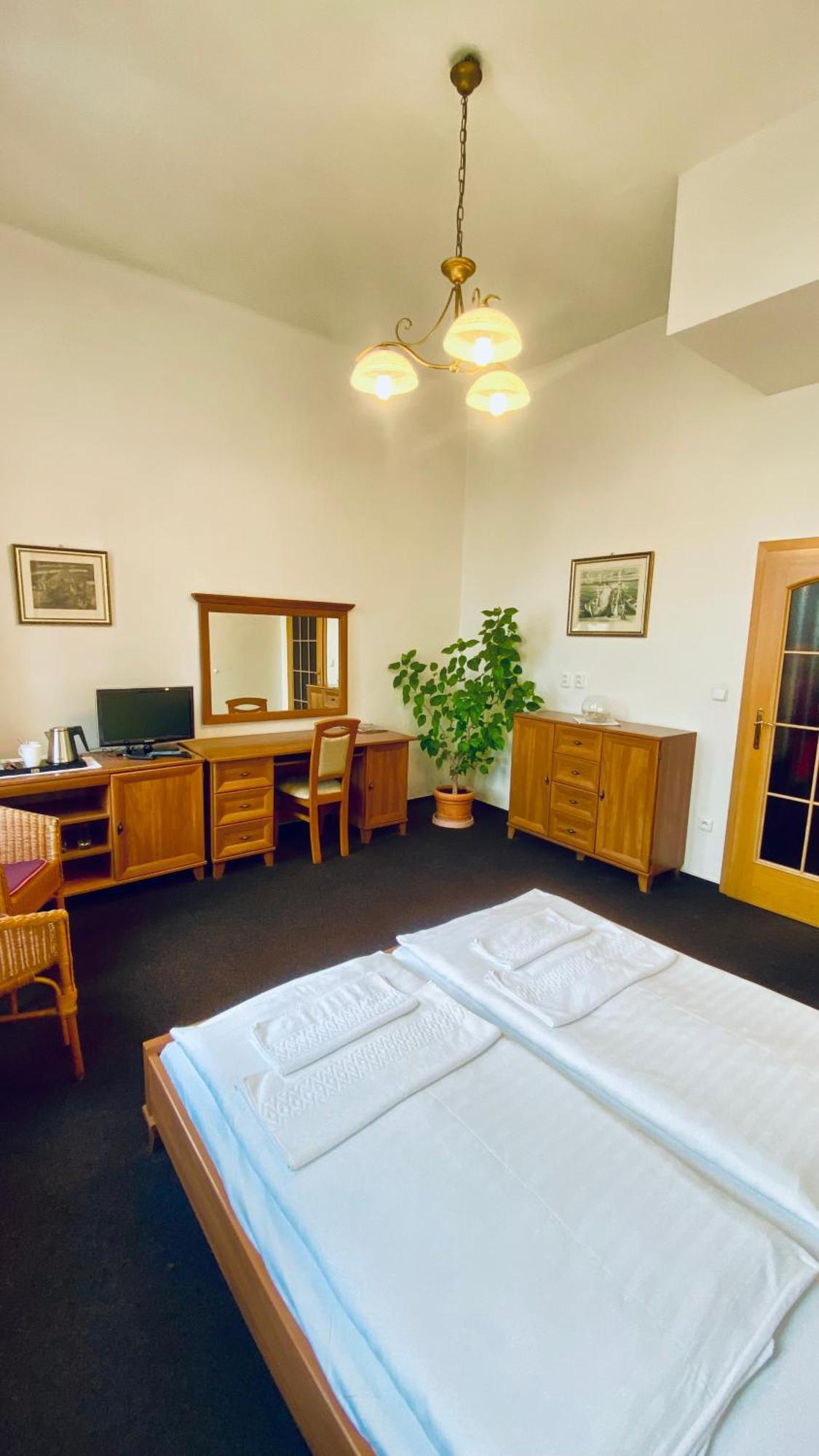 Penzion Cerny Kun Hradec Kralove Exterior foto