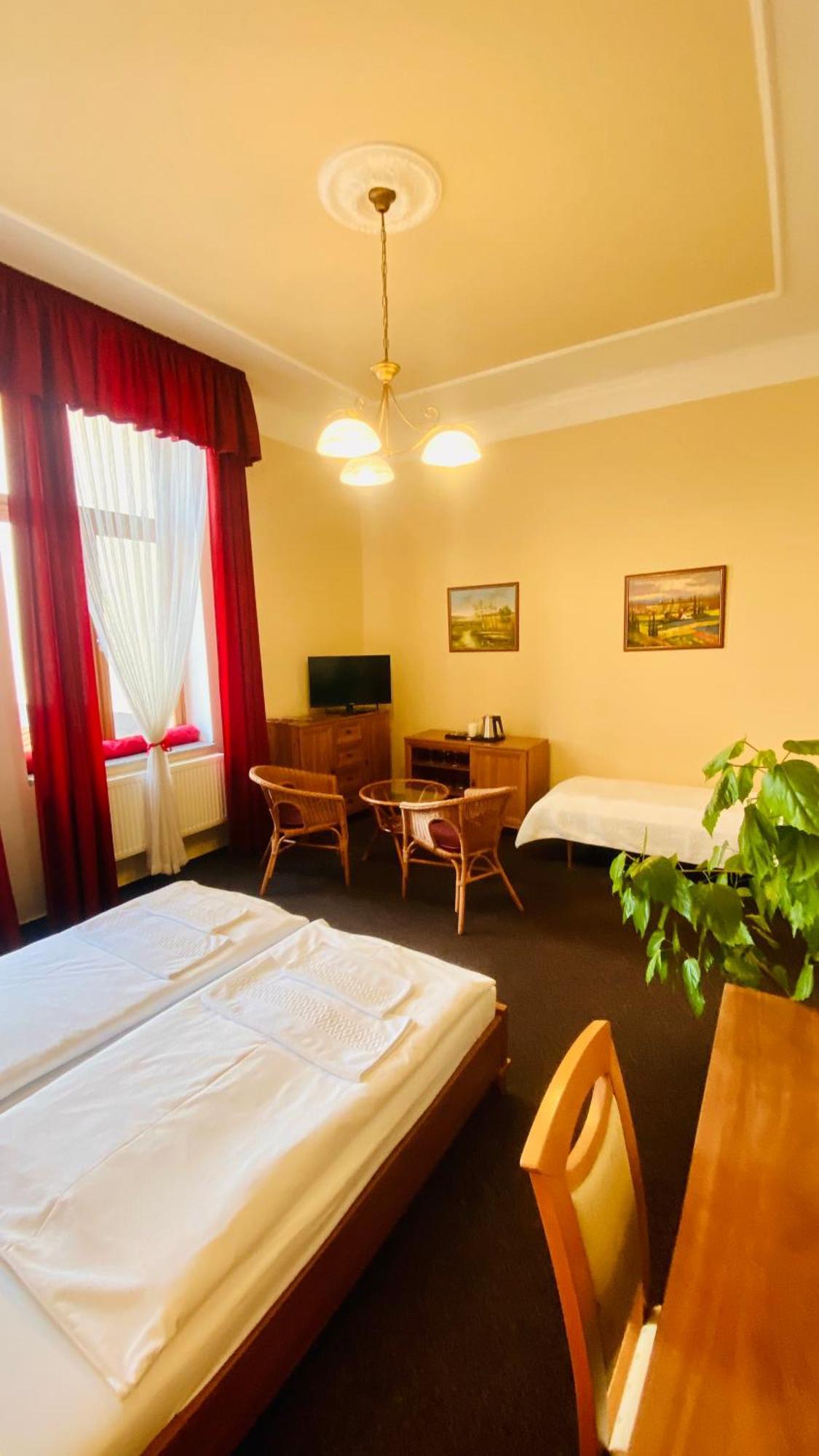 Penzion Cerny Kun Hradec Kralove Exterior foto