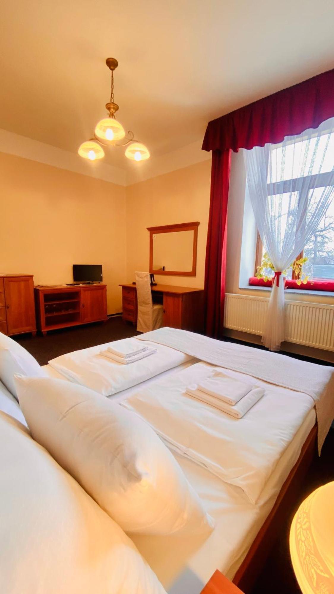 Penzion Cerny Kun Hradec Kralove Exterior foto